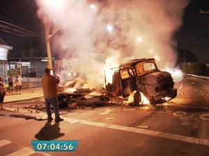 Caminhão foi incendiado na ação dos bandidos no ataque à sede da Protege em Santo André (Foto: TV Globo/Reprodução)