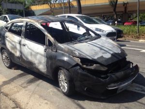 Carro foi incendiado durante ação de bandidos em Santo André (Foto: Glauco Araújo/G1)