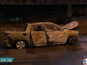 Este carro ficou totalmente destruído no ataque à Protege em Santo André (Foto: TV Globo/Reprodução) 