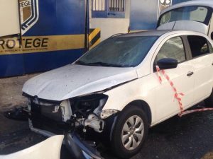 Carro foi alvo de tiros em frente à sede da Protege em Santo André (Foto: Glauco Araújo/G1)