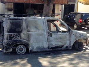 Van foi incendiada durante ação de bandidos em Santo André (Foto: Glauco Araújo/G1)